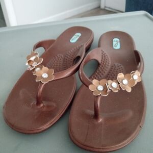 Oka B Brown Flowers Size Medium Rubber Thong Sandals Size M/L